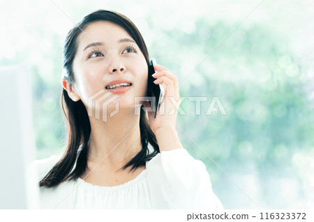 年輕女子在智能手機上交談 116323372