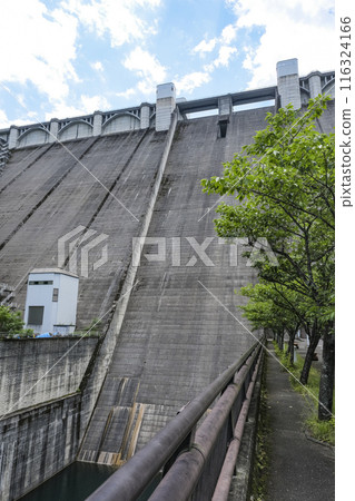 浦山水壩是日本第二高的重力壩。 浦山水壩是日本第二高的重力壩。 116324166