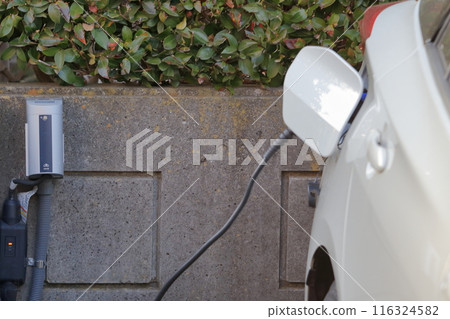 汽車在停車場充電 116324582