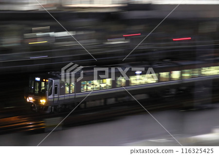 深夜經過姬路站附近的JR神戶線223系列（快速列車） 116325425