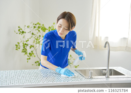 清潔廚房的房屋清潔女工 116325784