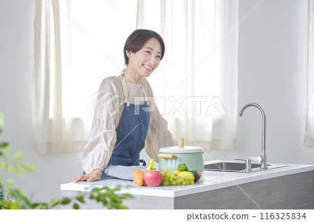 站在廚房裡一個女人的畫像 116325834