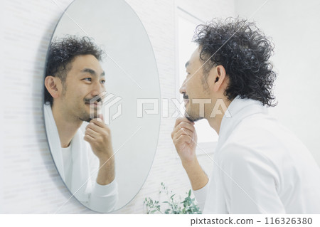 男人照鏡子時擔心皮膚問題 男人照鏡子時擔心皮膚問題 116326380