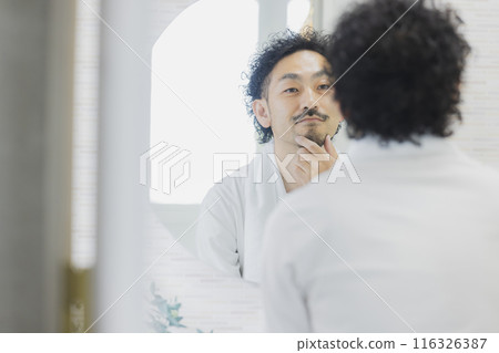 男人照鏡子時擔心皮膚問題 男人照鏡子時擔心皮膚問題 116326387