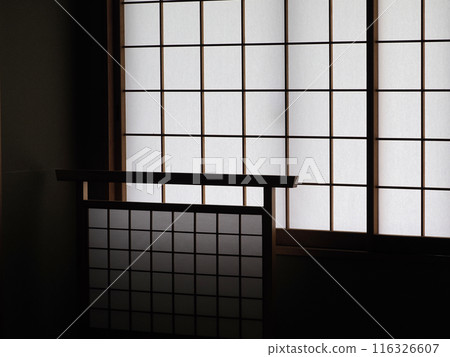 黑暗的日式房間裡透過障子屏風的光線 黑暗的日式房間裡透過障子屏風的光線 116326607