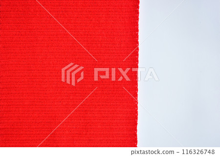 red wool knitted yarn texture, woolen fabric on white background 116326748