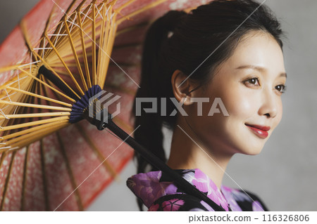 Woman in black yukata 116326806