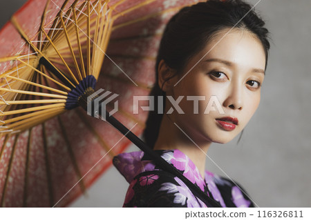 穿著黑色浴衣的女人 116326811