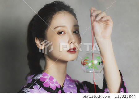 穿著黑色浴衣的女人 116326844