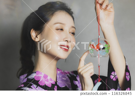 Woman in black yukata 116326845