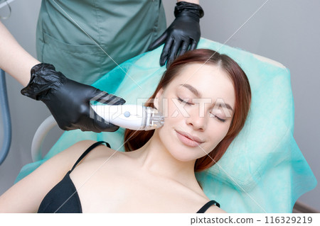 The woman is smiling and she is enjoying the treatment 116329219