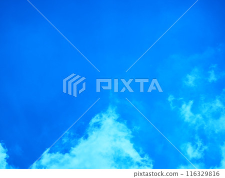 獨特的雲彩漂浮在藍天上 獨特的雲彩漂浮在藍天上 116329816