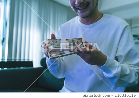 Man holding cash Man holding cash 116330119