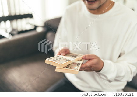 Man with cash 116330121