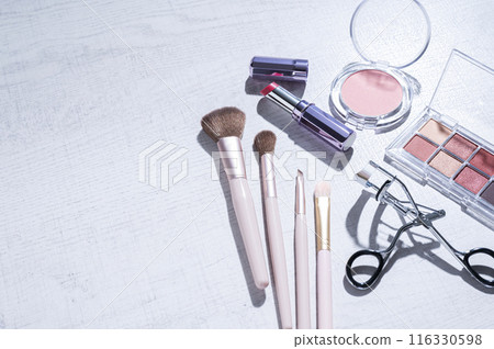 眼影盤、睫毛夾、化妝刷、口紅和臉頰 眼影盤、睫毛夾、化妝刷、口紅和臉頰 116330598