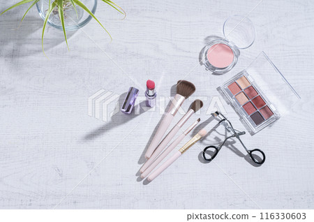 眼影盤、睫毛夾、化妝刷、口紅和臉頰 116330603