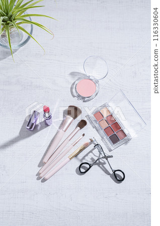 眼影盤、睫毛夾、化妝刷、口紅和臉頰 眼影盤、睫毛夾、化妝刷、口紅和臉頰 116330604