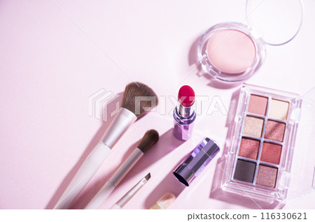 眼影調色盤、化妝刷、口紅和臉頰 116330621