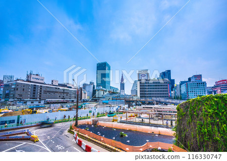 日本東京城市景觀新宿站西口重建。小田急百貨拆除工作正在進行中... = 2020年7月5日 116330747