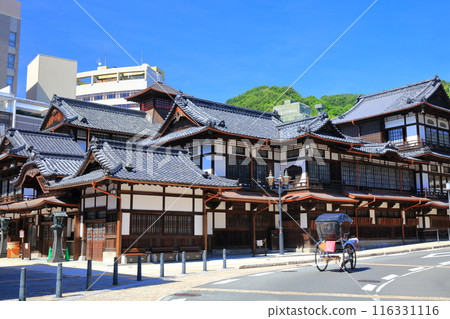 [愛媛郡]晴天時的道後溫泉本館與人力車 116331116