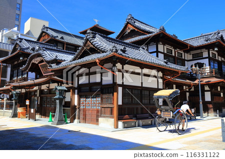 [Ehime Prefecture] Dogo Onsen Main Building and rickshaw on a clear day 116331122