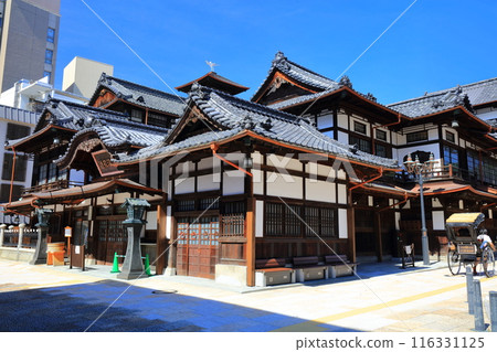 [愛媛郡]晴天時的道後溫泉本館與人力車 116331125