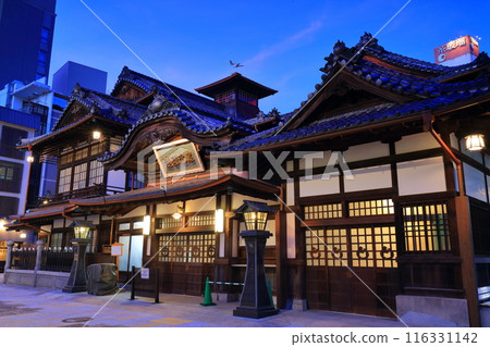【愛媛郡】道後溫泉本館翻新後的夜景 【愛媛郡】道後溫泉本館翻新後的夜景 116331142
