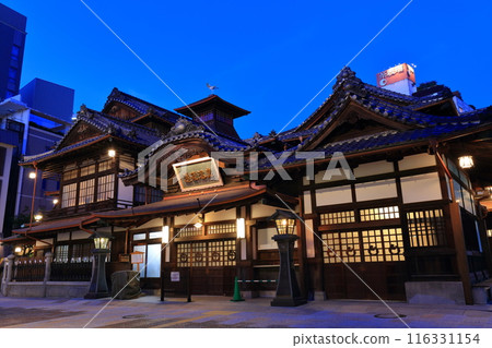 【愛媛郡】道後溫泉本館翻新後的夜景 【愛媛郡】道後溫泉本館翻新後的夜景 116331154