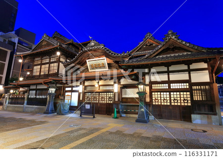 【愛媛郡】道後溫泉本館翻新後的夜景 【愛媛郡】道後溫泉本館翻新後的夜景 116331171