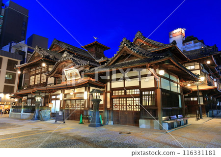 【愛媛郡】道後溫泉本館翻新後的夜景 【愛媛郡】道後溫泉本館翻新後的夜景 116331181