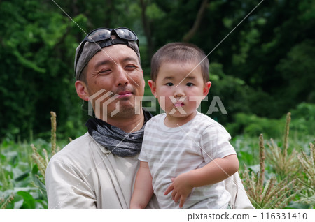 Family enjoying rural life 116331410