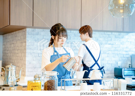 Cafe staff 116331772