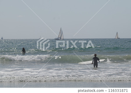 A man who surfs 116331871