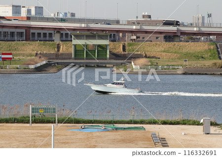 Arakawa River scenery, patrol boat, Umeda Pumping Station water gate and Metropolitan Expressway Loop Line [Adachi Ward, Tokyo] 116332691