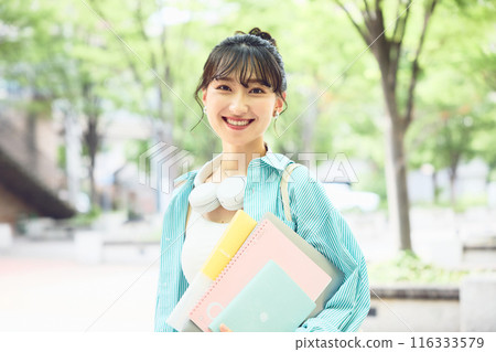 走在校園裡的女大學生 走在校園裡的女大學生 116333579