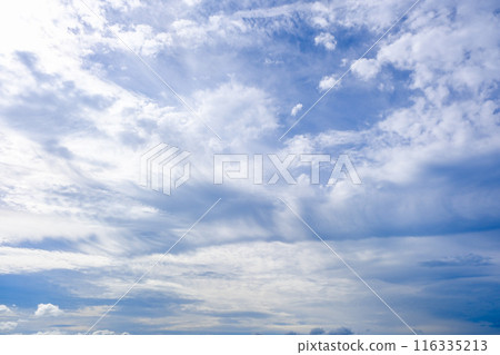 漂浮在藍天上的雲彩 116335213