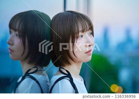 魔法時刻站在城市的年輕女子的肖像 116336956