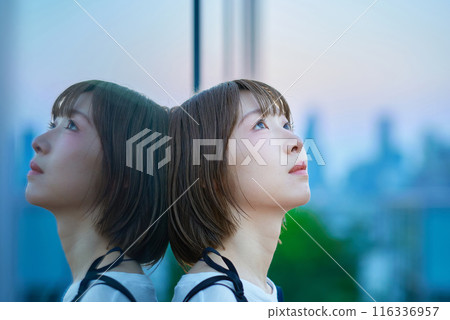 魔法時刻站在城市的年輕女子的肖像 116336957