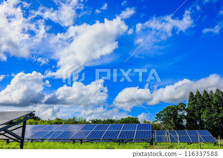 太陽能板和夏天藍天白雲 116337588
