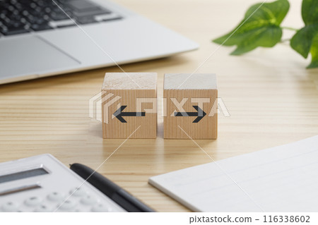 A building block with left and right arrows 116338602