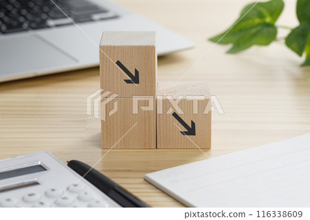 A building block with a down arrow on it 116338609
