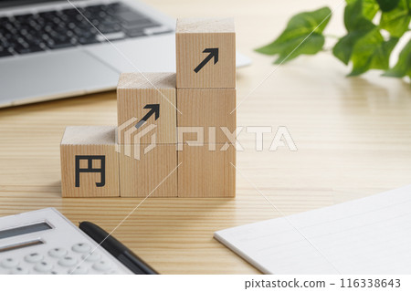 一塊積木，上面寫著一個向上的圓圈箭頭 116338643