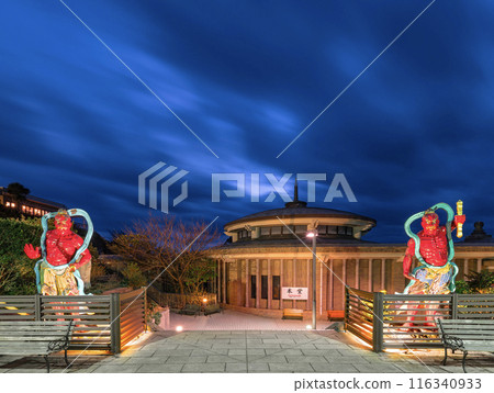 [Enoshima, Kanagawa] Nio statues watch over Enoshima Daishiji Temple on a cloudy night. 116340933