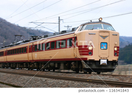 Limited Express Raicho on the Hokuriku Main Line: 485 series 800 series at the front Limited Express Raicho on the Hokuriku Main Line: 485 series 800 series at the front 116341843