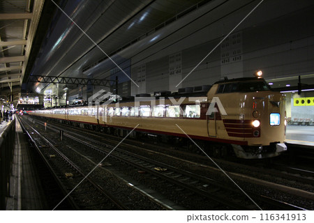 夜間在京都站停靠的特急雷鳥(485系列車:大阪⇔金澤) 夜間在京都站停靠的特急雷鳥(485系列車:大阪⇔金澤) 116341913