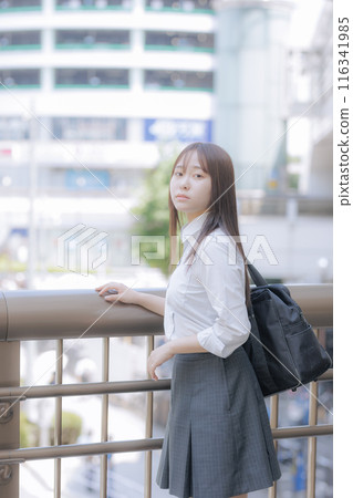城市裡背著包包的高中女孩 116341985
