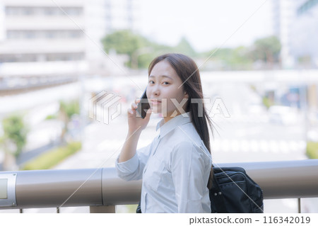 城市裡背著包包的高中女孩 116342019