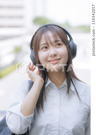 在街上聽音樂的高中女孩 在街上聽音樂的高中女孩 116342057