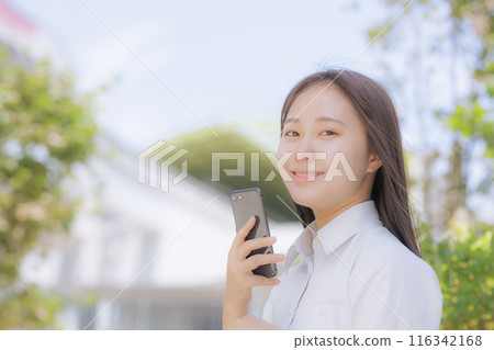 坐在城市裡使用智慧型手機的高中女孩 116342168