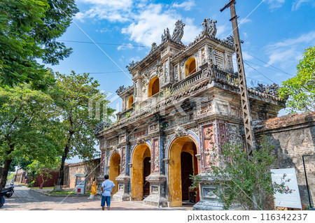 國慶日上,人們在順化皇宮穿著正式服裝,這座世界遺產保存了越南最後一個王朝的輝煌。 國慶日上,人們在順化皇宮穿著正式服裝,這座世界遺產保存了越南最後一個王朝的輝煌。 116342237